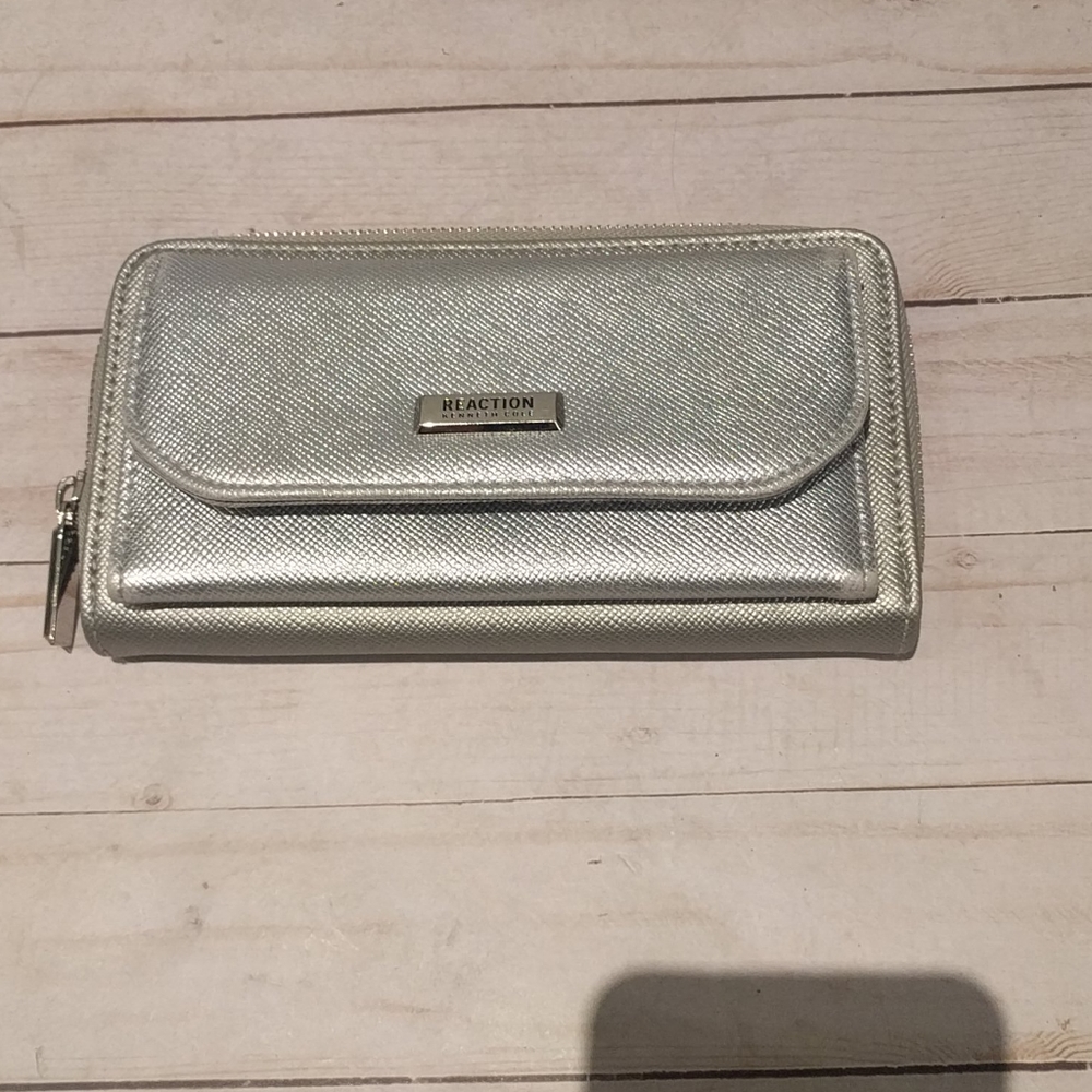 Nice silver wallet by Kenneth Cole reaction 🌸🌼